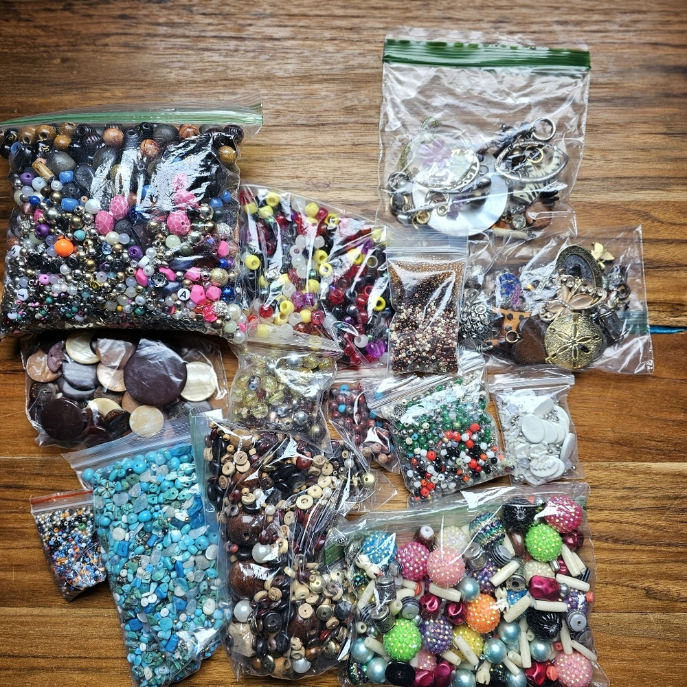Mixed Loose Beads 4 Pounds With Some Pendants &Charms  Crafting Arts DIY Upcycle
